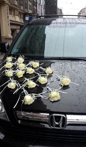 kāzu auto dekorācijas