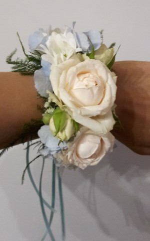 līgavas ziedu dekors uz rokas