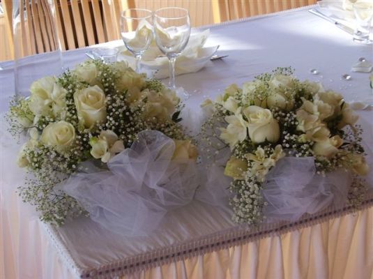 ziedu kompozīcija uz kāzu galda